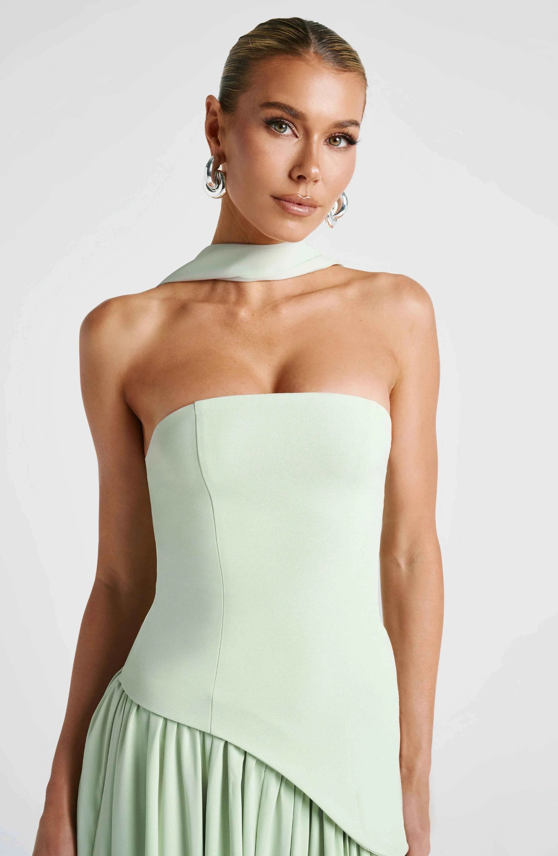 robe-longue-bustier-corset-avec-detail-foulard-et-fente-haute