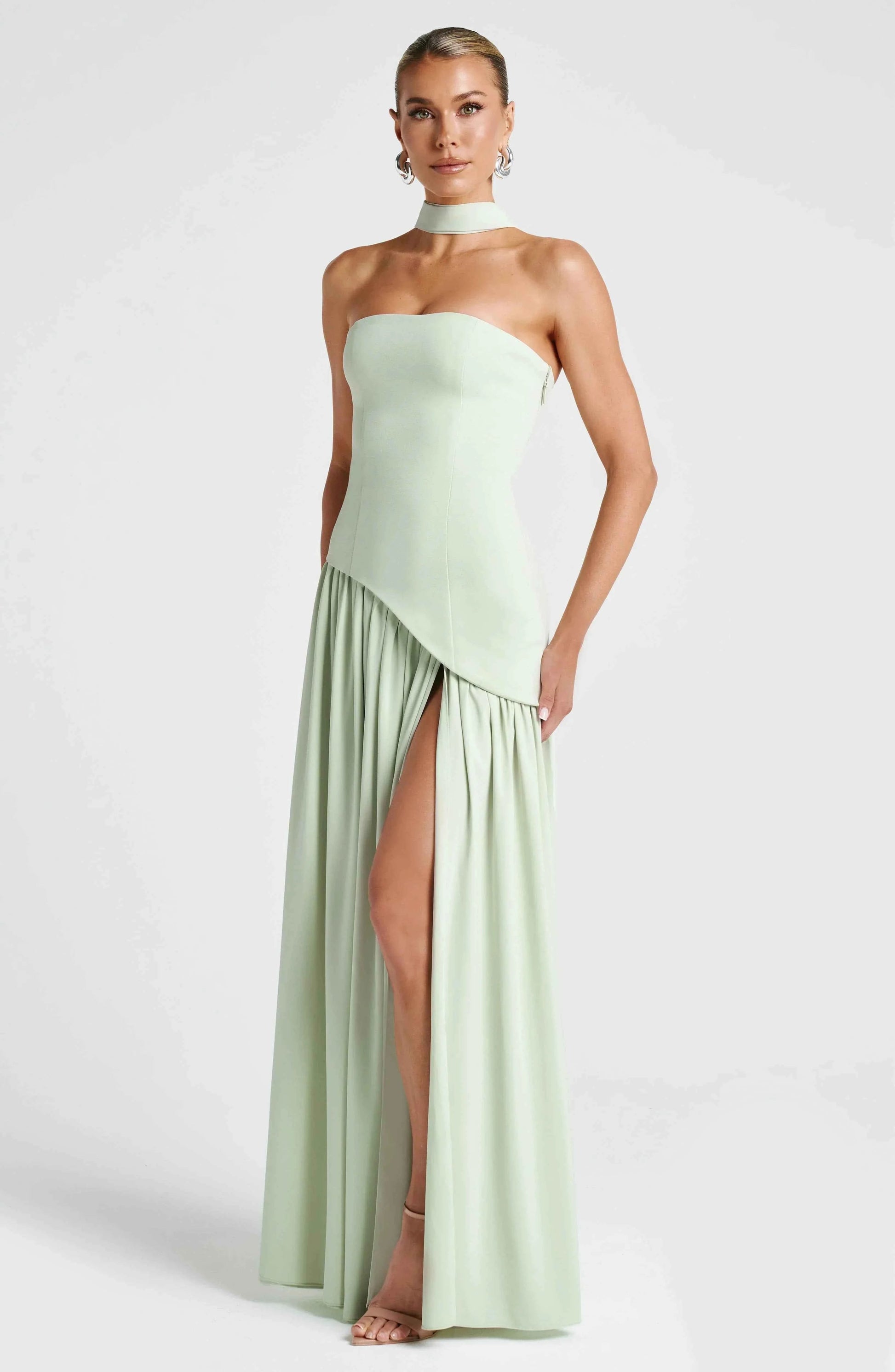 robe-longue-bustier-corset-avec-detail-foulard-et-fente-haute