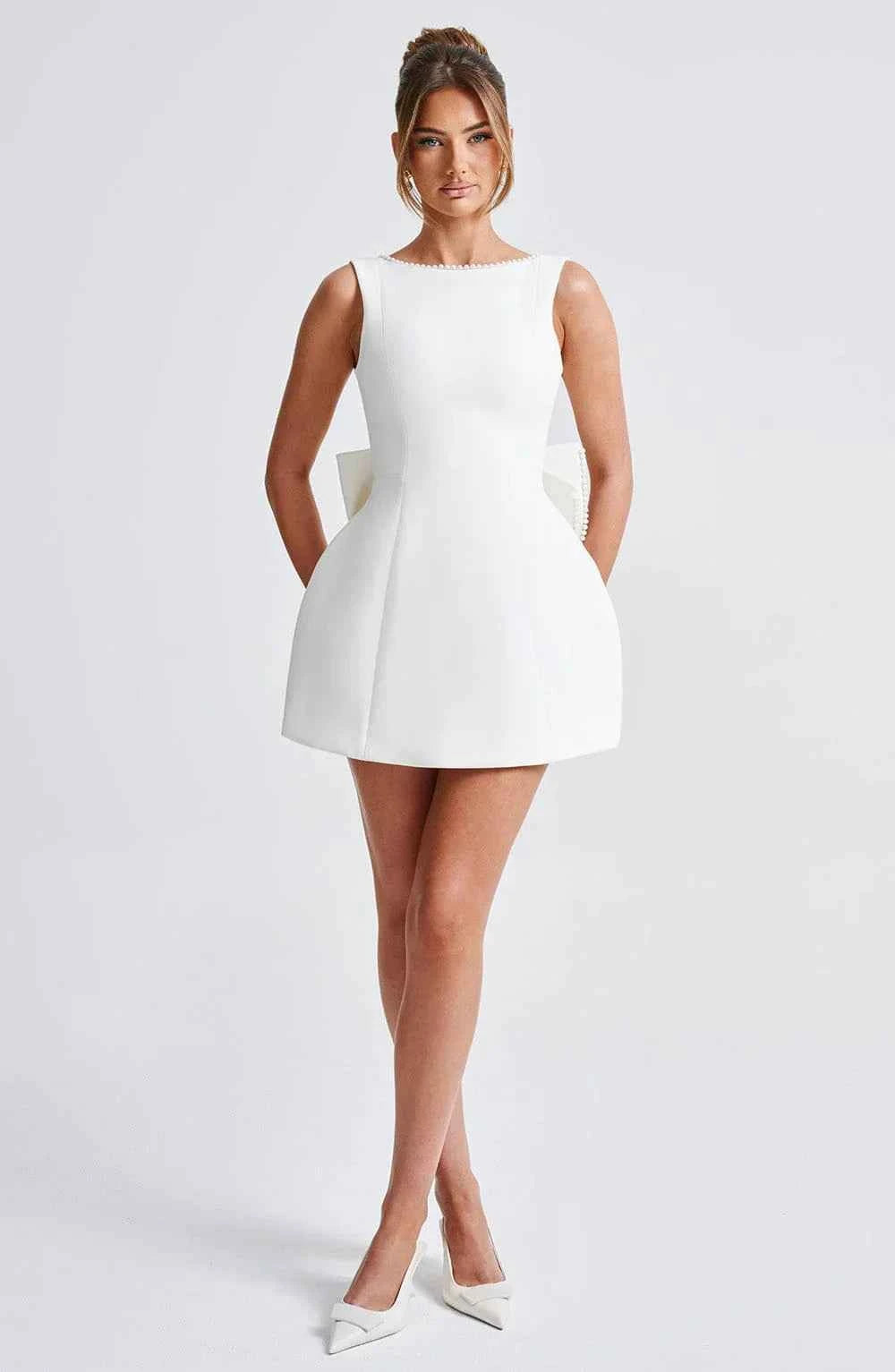 robe-courte-femme-avec-noeud-decoratif-au-dos