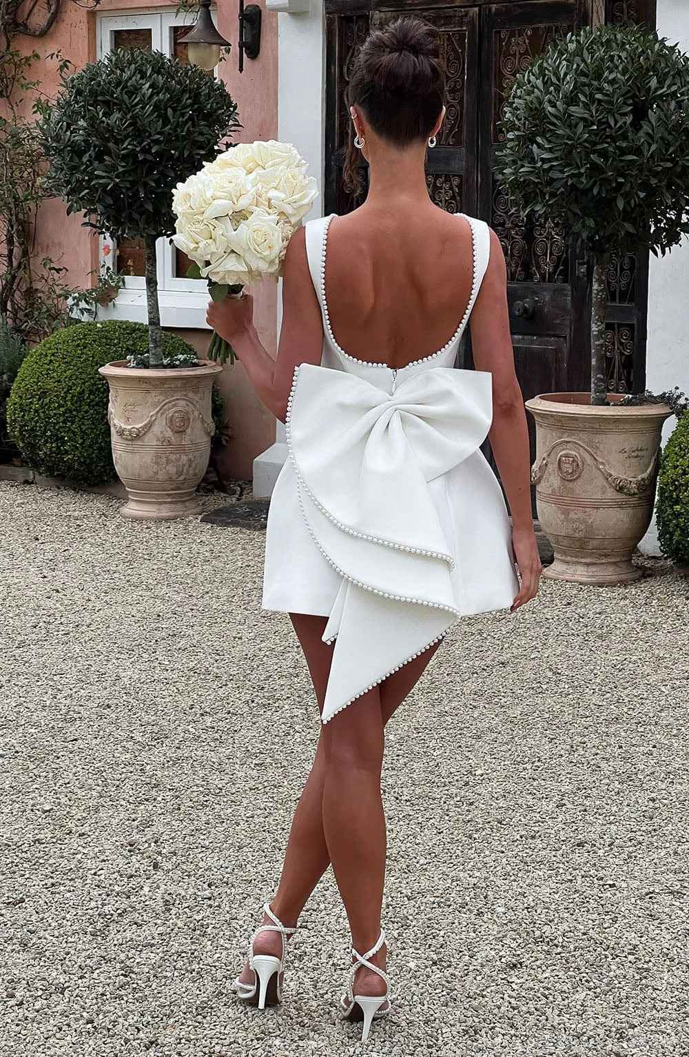 robe-courte-femme-avec-noeud-decoratif-au-dos