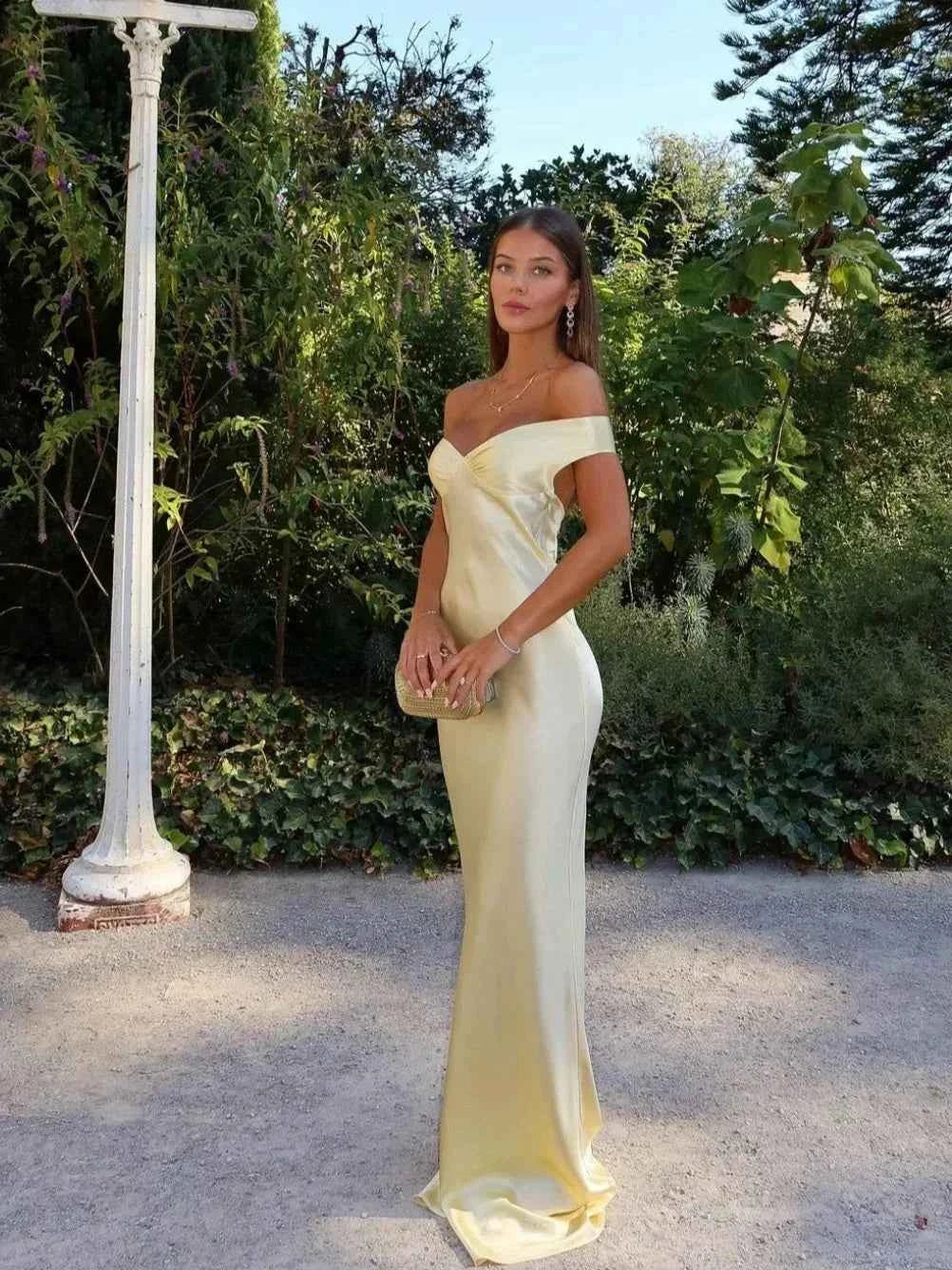 robe-longue-satinee-jaune-epaules-denudees-soiree