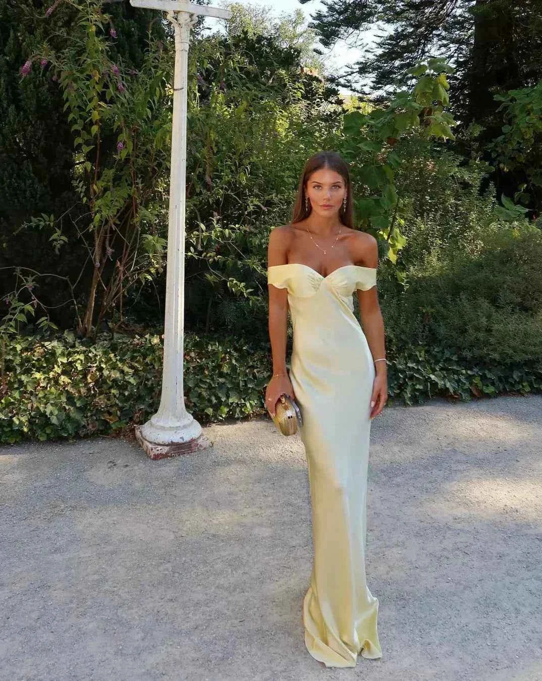 robe-longue-satinee-jaune-epaules-denudees-soiree