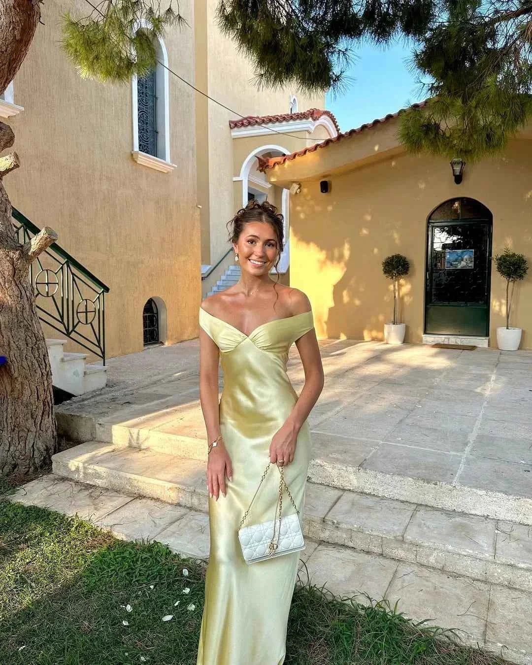 robe-longue-satinee-jaune-epaules-denudees-soiree
