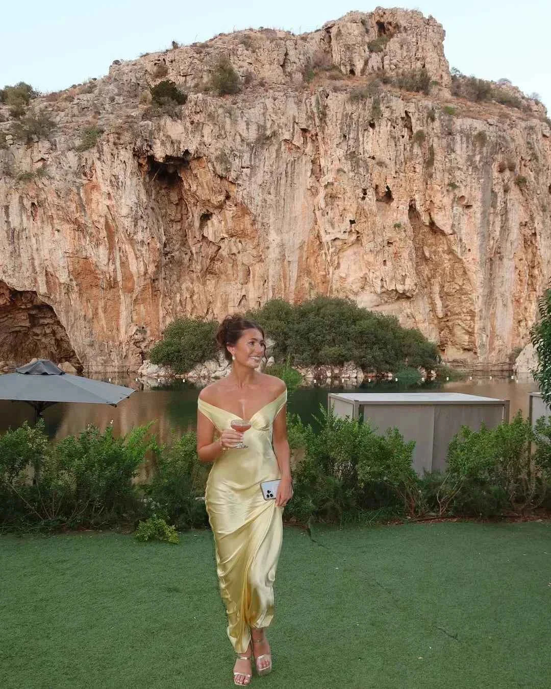 robe-longue-satinee-jaune-epaules-denudees-soiree