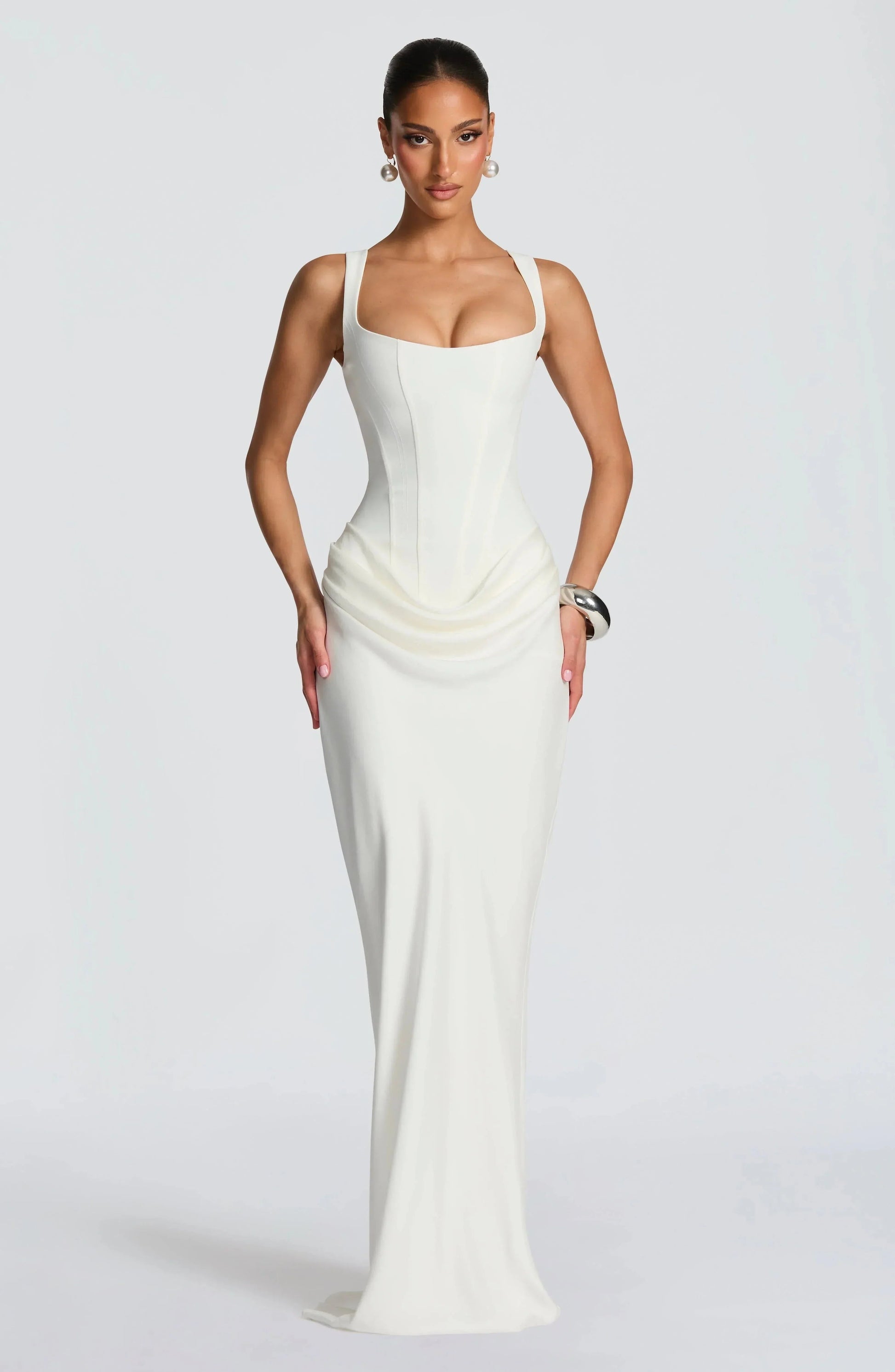 robe-longue-moulante-femme-dos-nu
