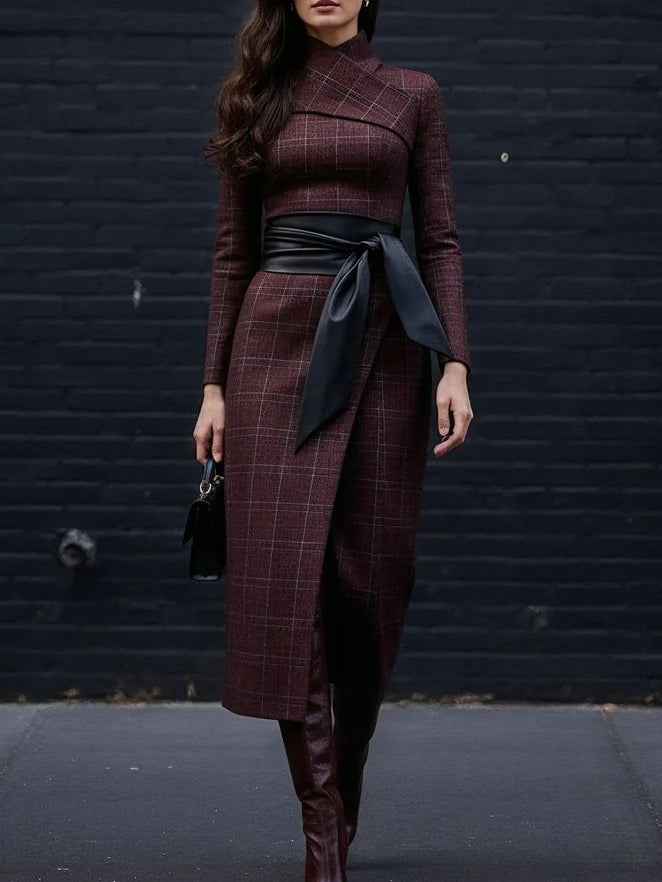 robe-asymetrique-chic-avec-decollete-en-coeur-et-ceinture-a-carreaux