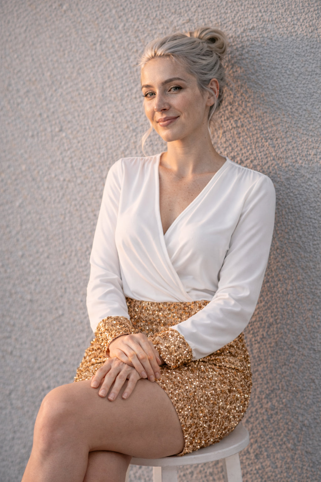 ensemble-hollis-blouse-portefeuille-et-minijupe-a-paillettes-tenue-elegante-et-scintillante-pour-des-occasions-speciales