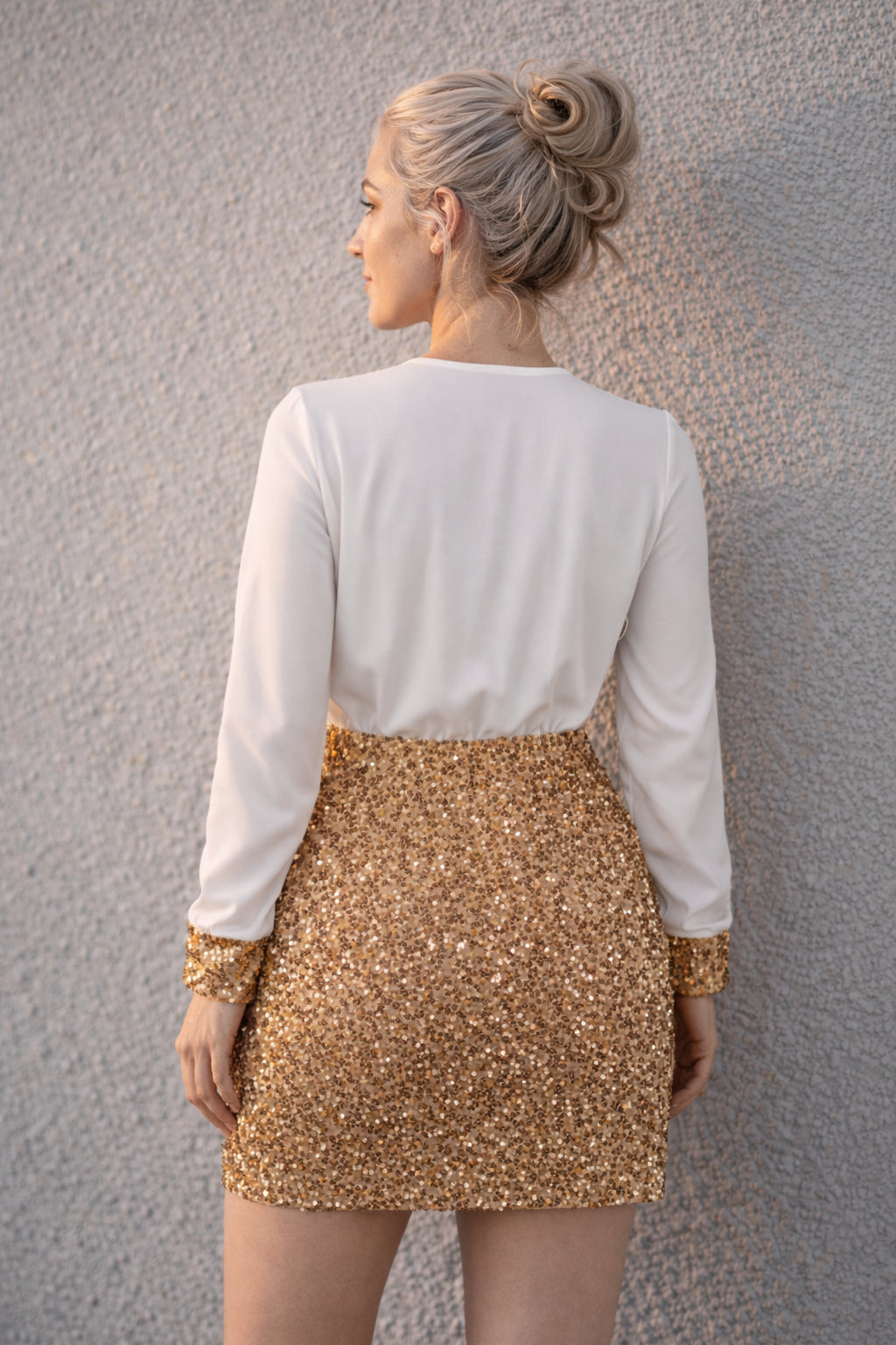 ensemble-hollis-blouse-portefeuille-et-minijupe-a-paillettes-tenue-elegante-et-scintillante-pour-des-occasions-speciales