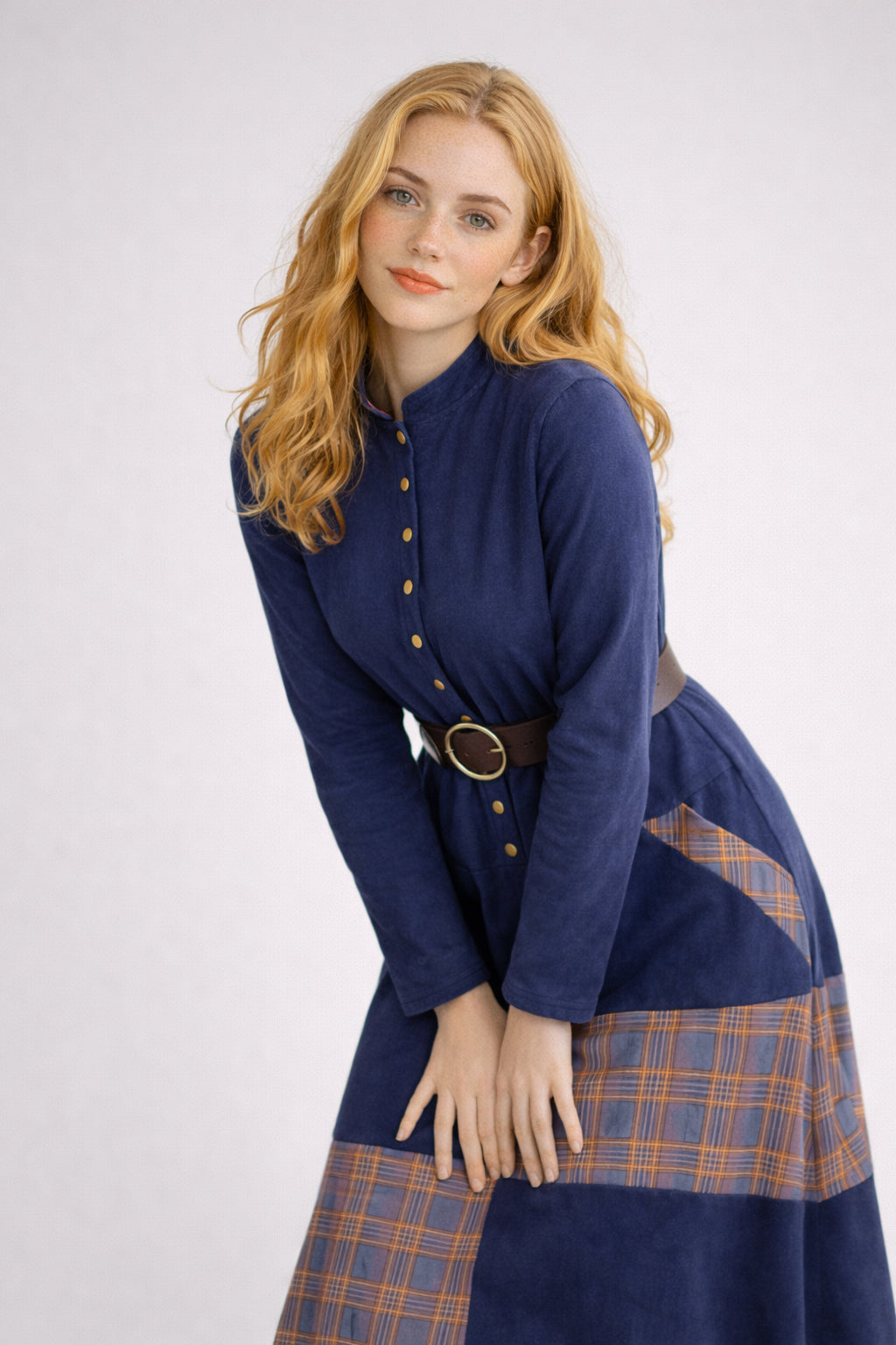 robe-maxi-en-suede-vintage-avec-motif-a-carreaux-bleu-marine-et-ceinture-style-intemporel-et-elegant