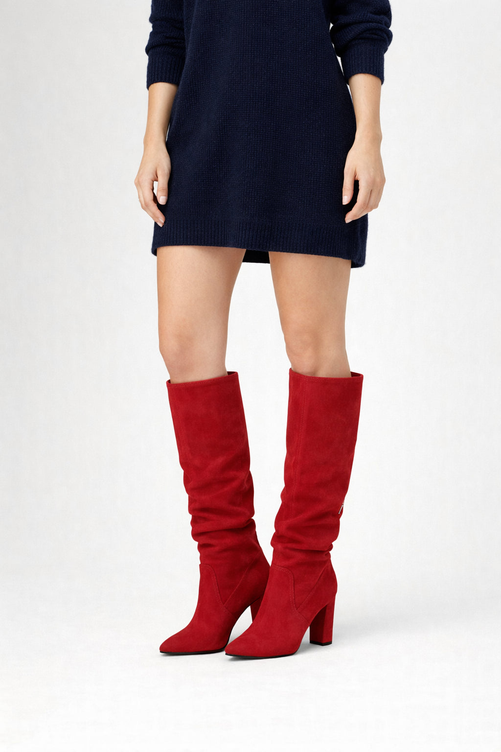 bottes-noires-elegantes-en-daim-pour-femmes