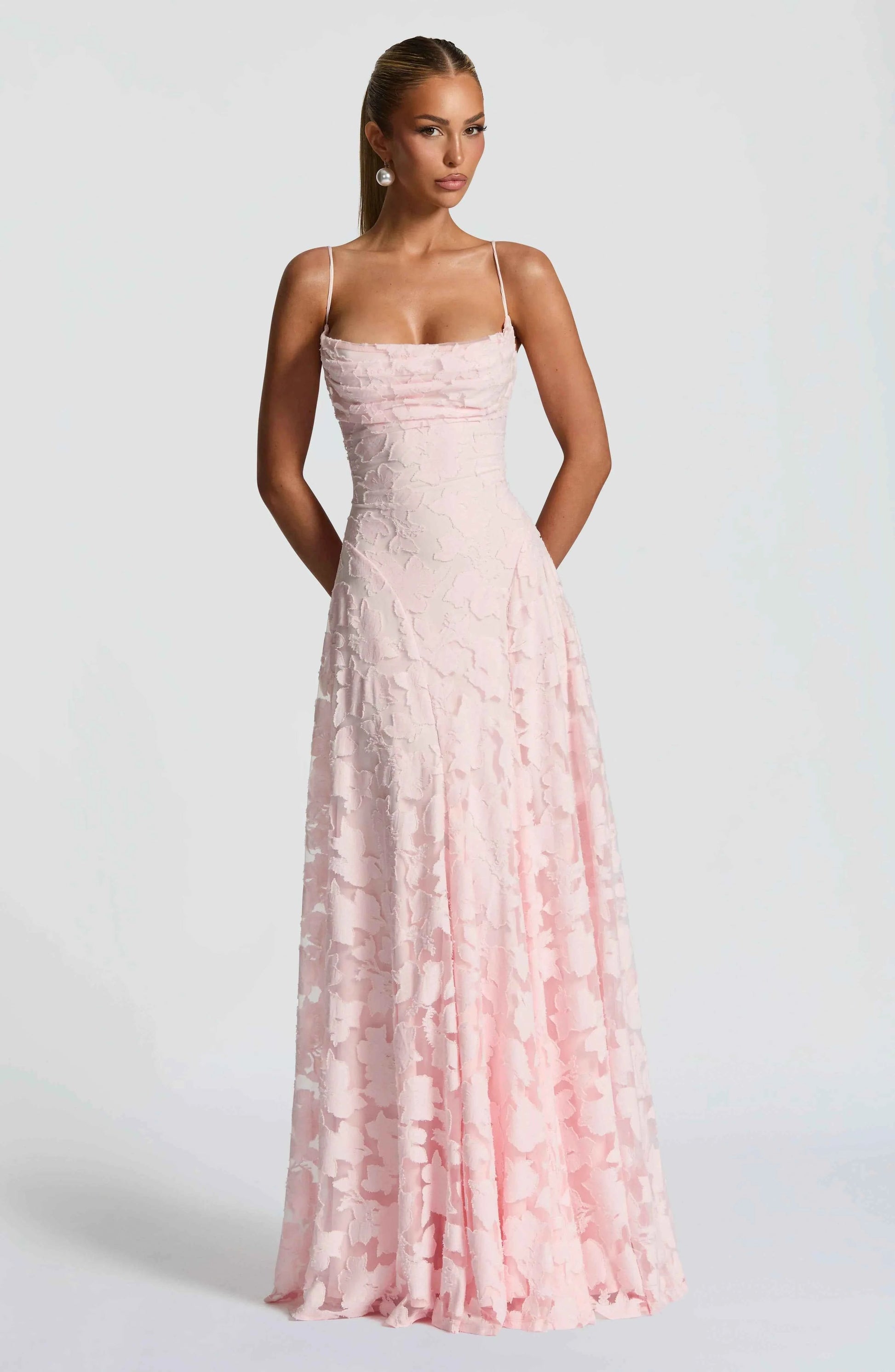 robe-longue-femme-avec-bretelles-fines-et-motifs-floraux