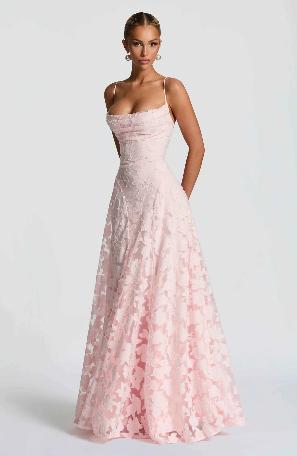 robe-longue-femme-avec-bretelles-fines-et-motifs-floraux