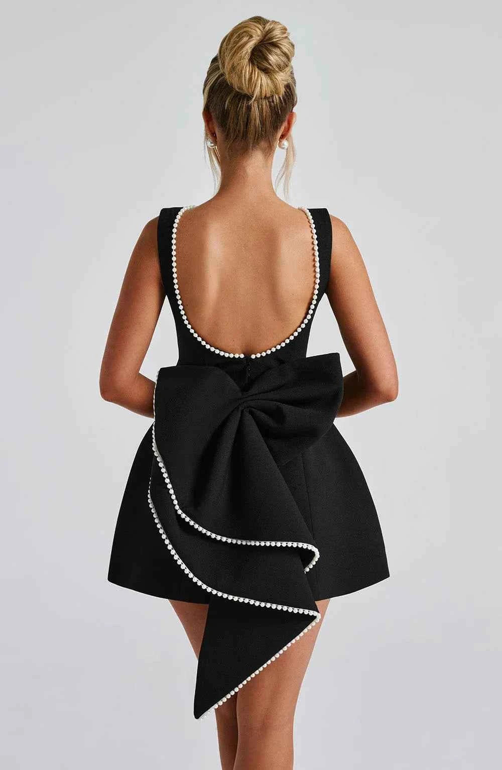 robe-courte-femme-avec-noeud-decoratif-au-dos