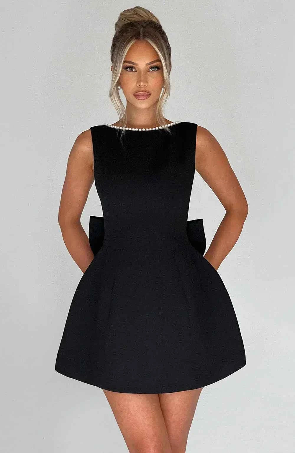 robe-courte-femme-avec-noeud-decoratif-au-dos