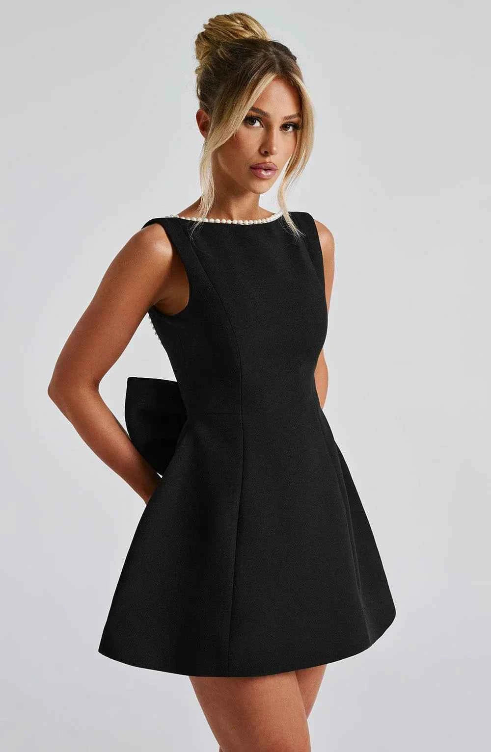 robe-courte-femme-avec-noeud-decoratif-au-dos