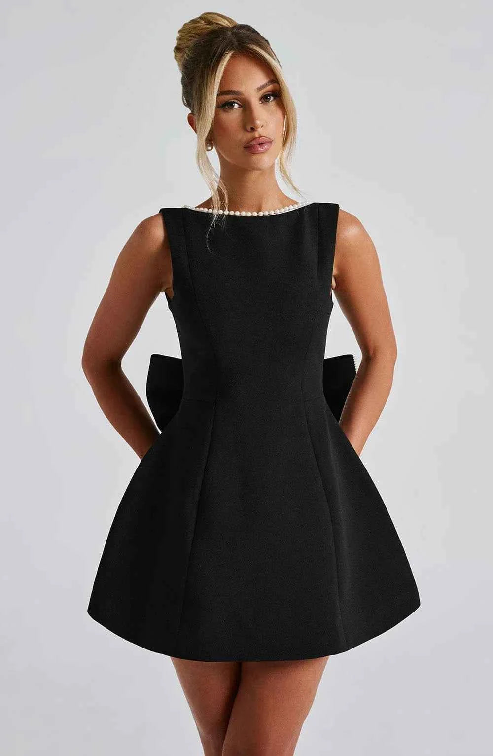 robe-courte-femme-avec-noeud-decoratif-au-dos