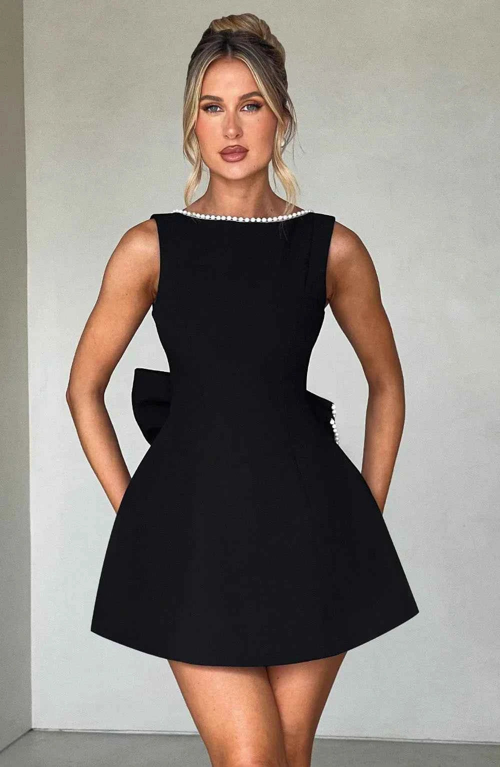 robe-courte-femme-avec-noeud-decoratif-au-dos