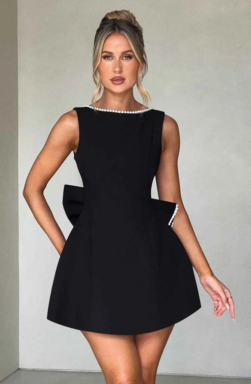 robe-courte-femme-avec-noeud-decoratif-au-dos