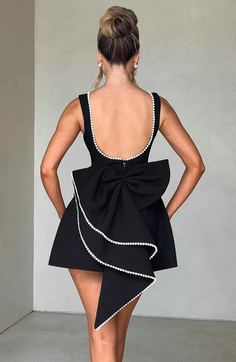 robe-courte-femme-avec-noeud-decoratif-au-dos