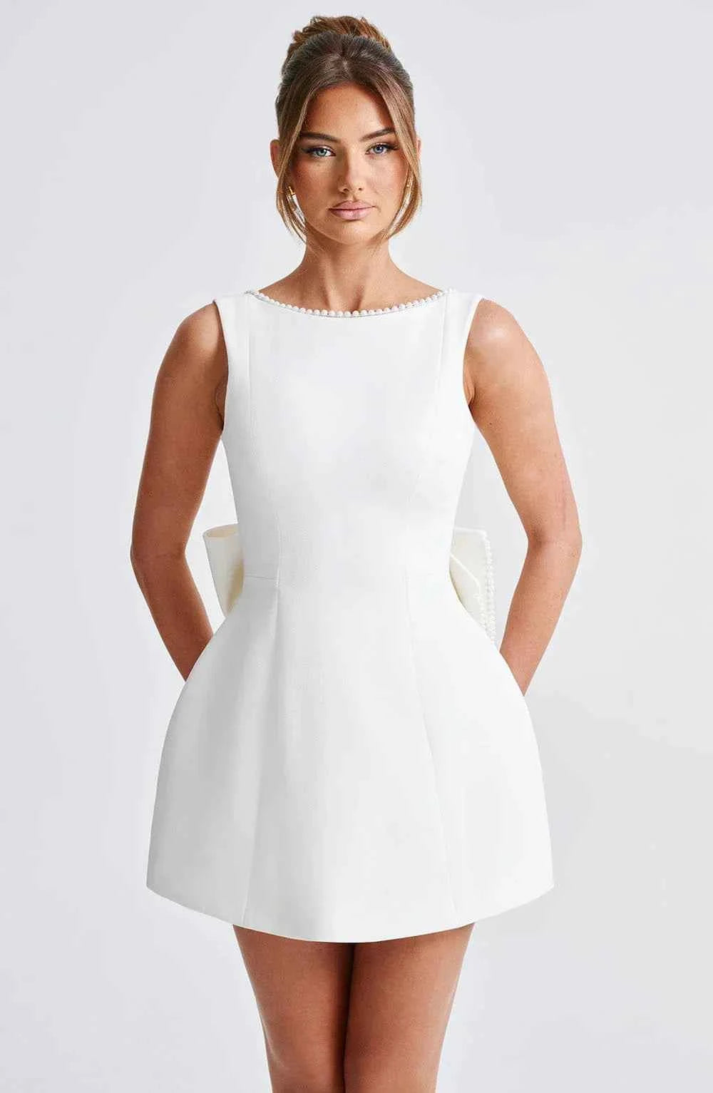 robe-courte-femme-avec-noeud-decoratif-au-dos