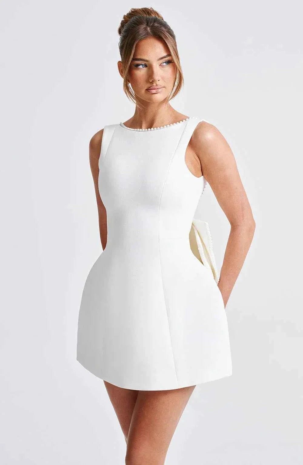 robe-courte-femme-avec-noeud-decoratif-au-dos