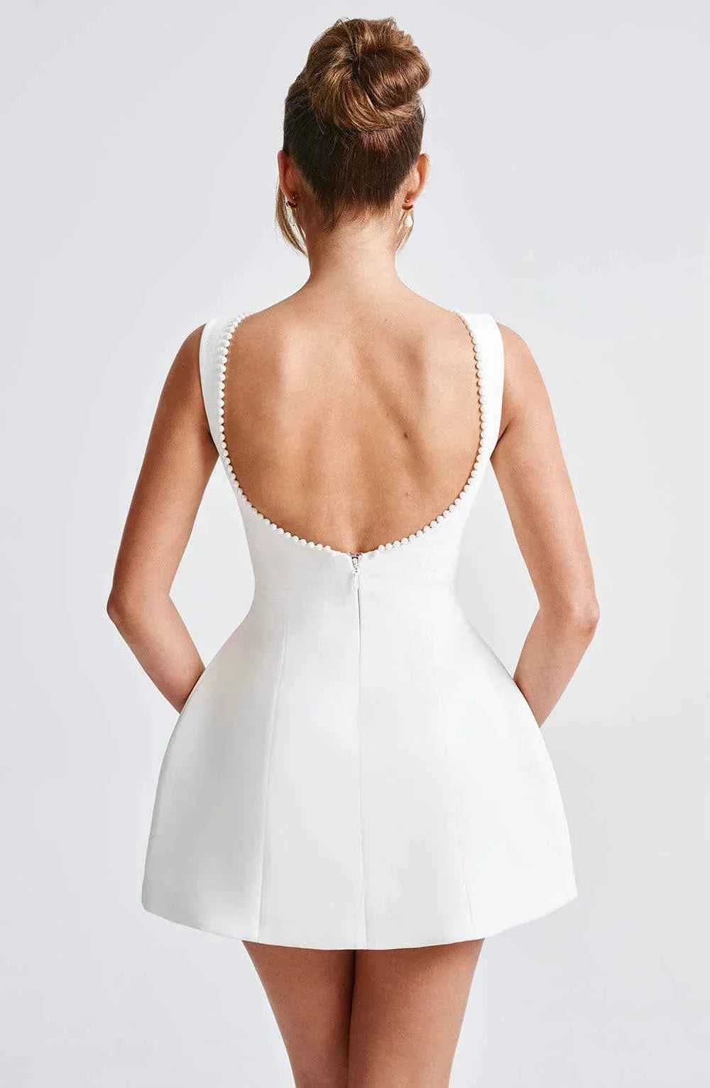 robe-courte-femme-avec-noeud-decoratif-au-dos