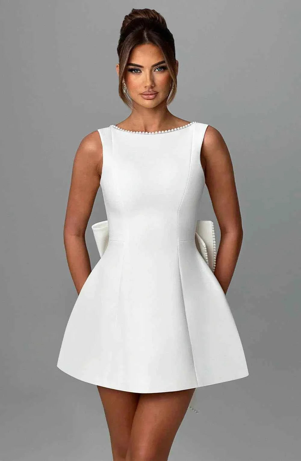robe-courte-femme-avec-noeud-decoratif-au-dos