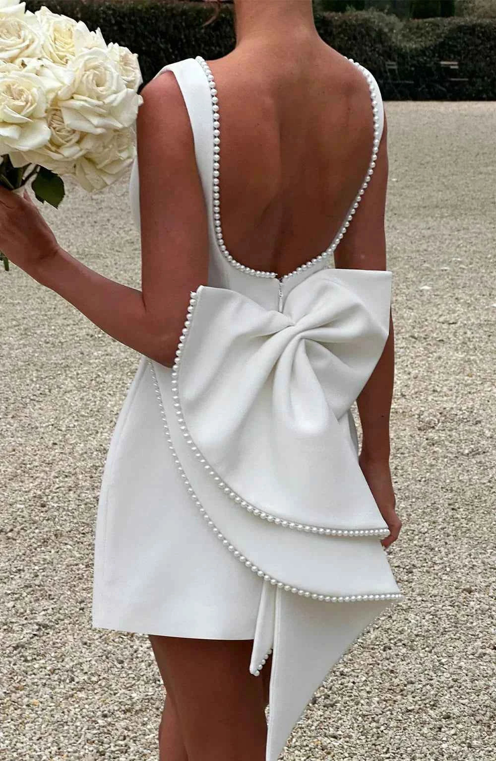 robe-courte-femme-avec-noeud-decoratif-au-dos