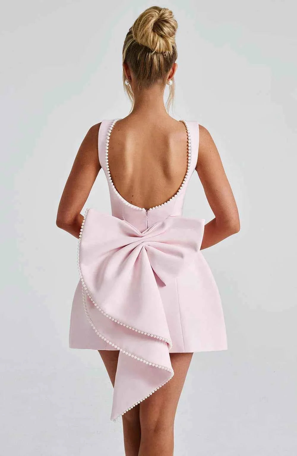 robe-courte-femme-avec-noeud-decoratif-au-dos