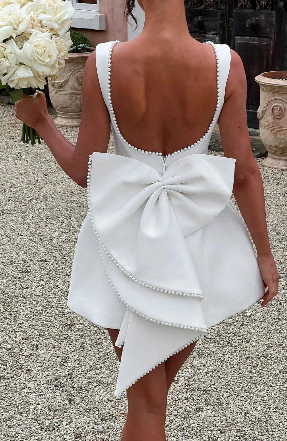 robe-courte-femme-avec-noeud-decoratif-au-dos