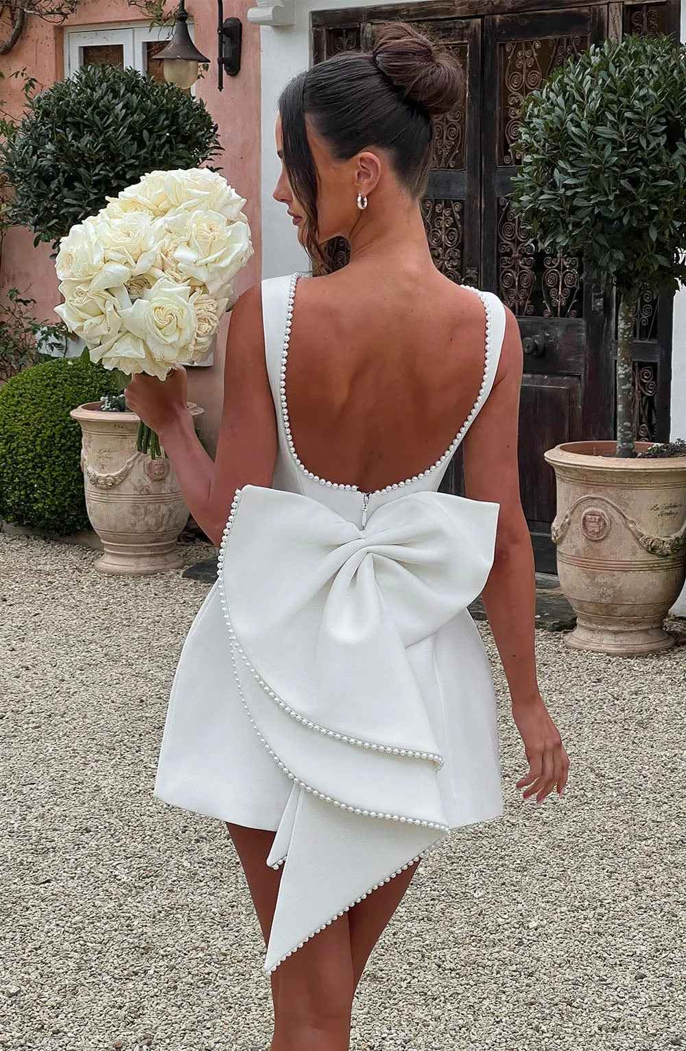 robe-courte-femme-avec-noeud-decoratif-au-dos