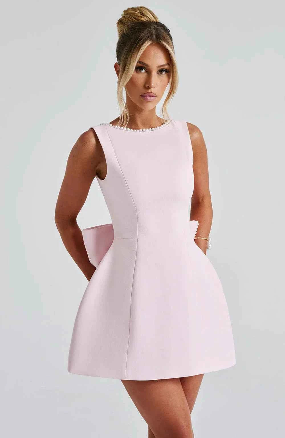 robe-courte-femme-avec-noeud-decoratif-au-dos