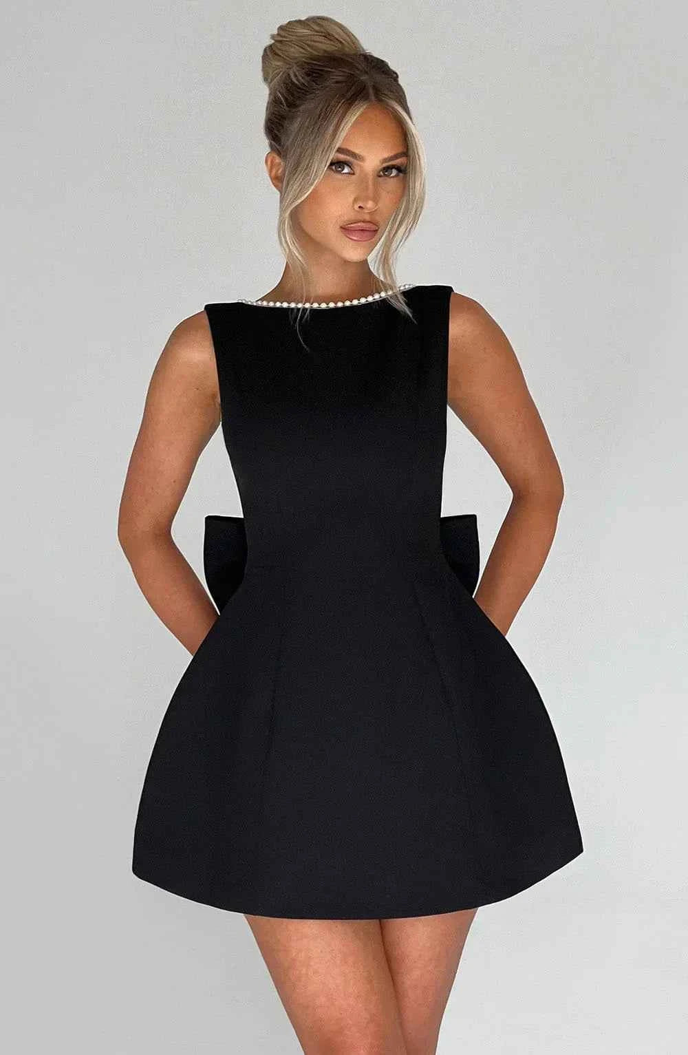 robe-courte-femme-avec-noeud-decoratif-au-dos