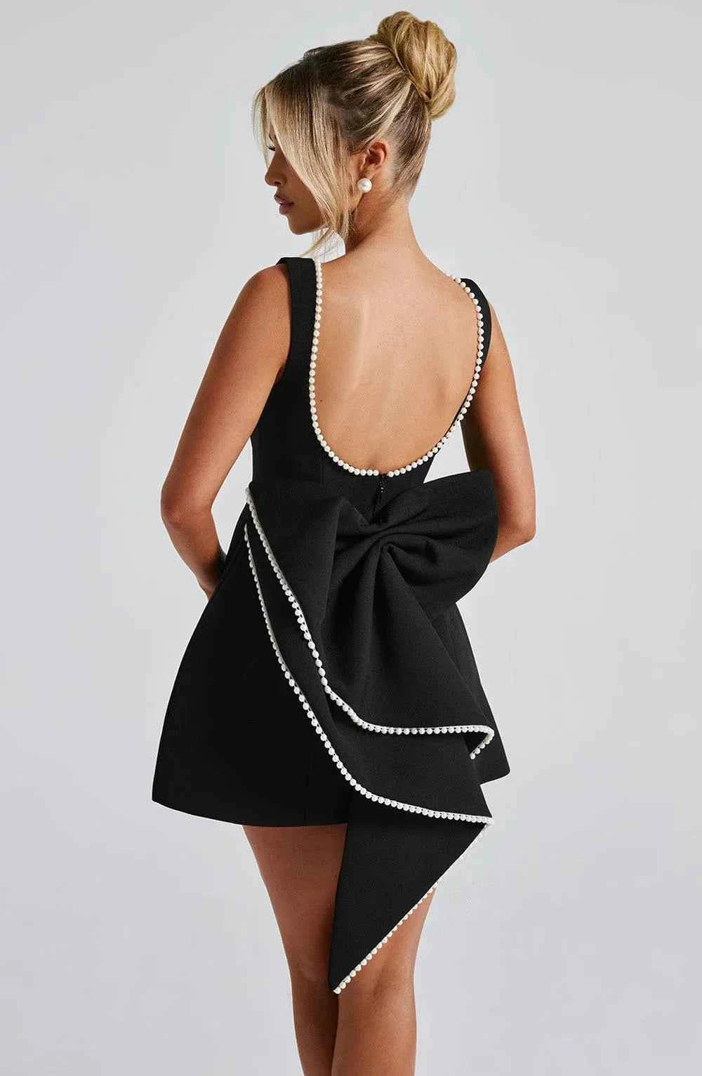 robe-courte-femme-avec-noeud-decoratif-au-dos