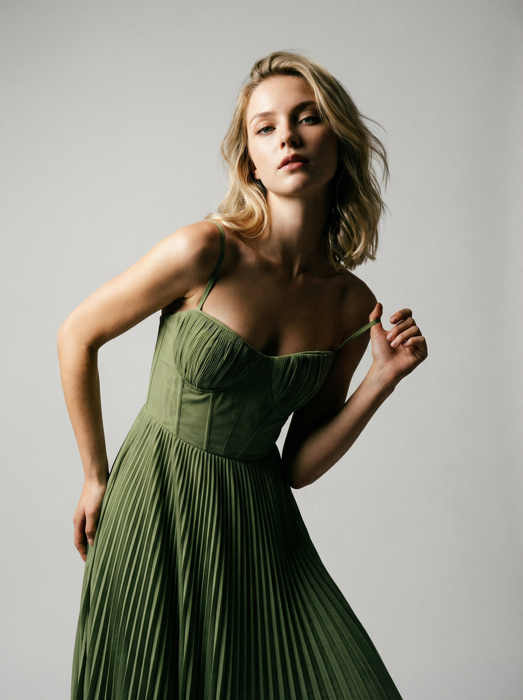 robe-femme-plissee-elegante-a-fines-bretelles-robe-midi-dete