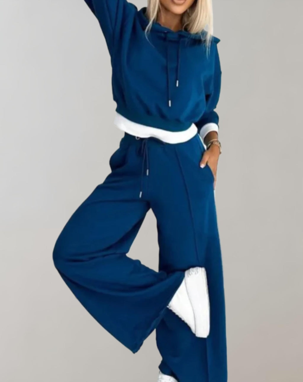 survetement-femme-decontracte-avec-sweat-a-capuche
