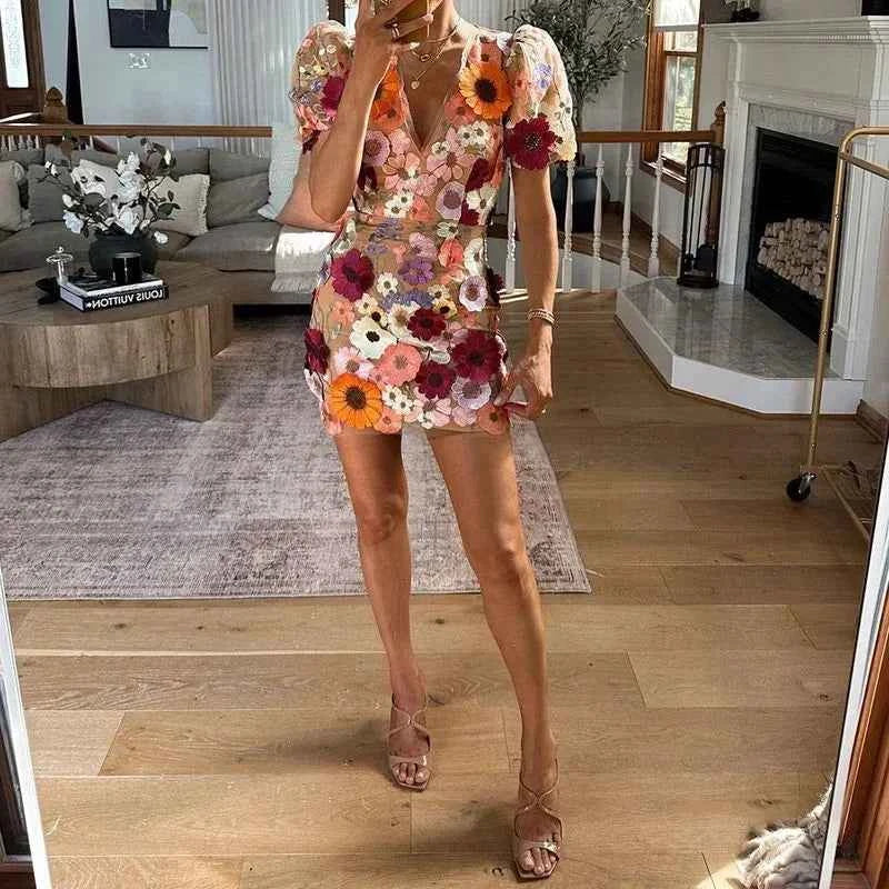 Robe courte florale transparente avec manches bouffantes soirée
