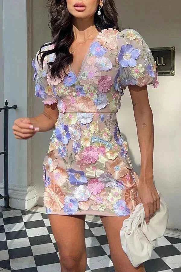 Robe courte florale transparente avec manches bouffantes soirée