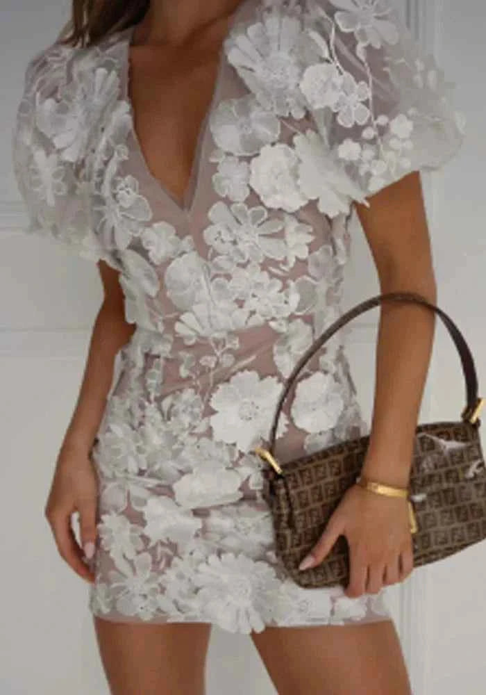 Robe courte florale transparente avec manches bouffantes soirée