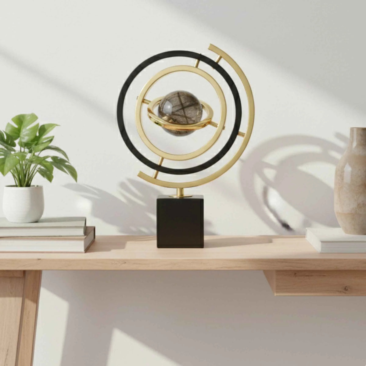 Globes : Sphère Armillaire Décorative en Métal Doré - Idéale pour Bureau, Salon ou Bibliothèque dans de Marche Lino