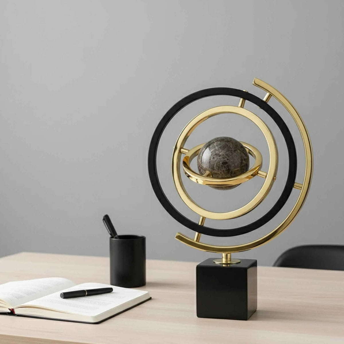 Globes : Sphère Armillaire Décorative en Métal Doré - Idéale pour Bureau, Salon ou Bibliothèque dans de Marche Lino