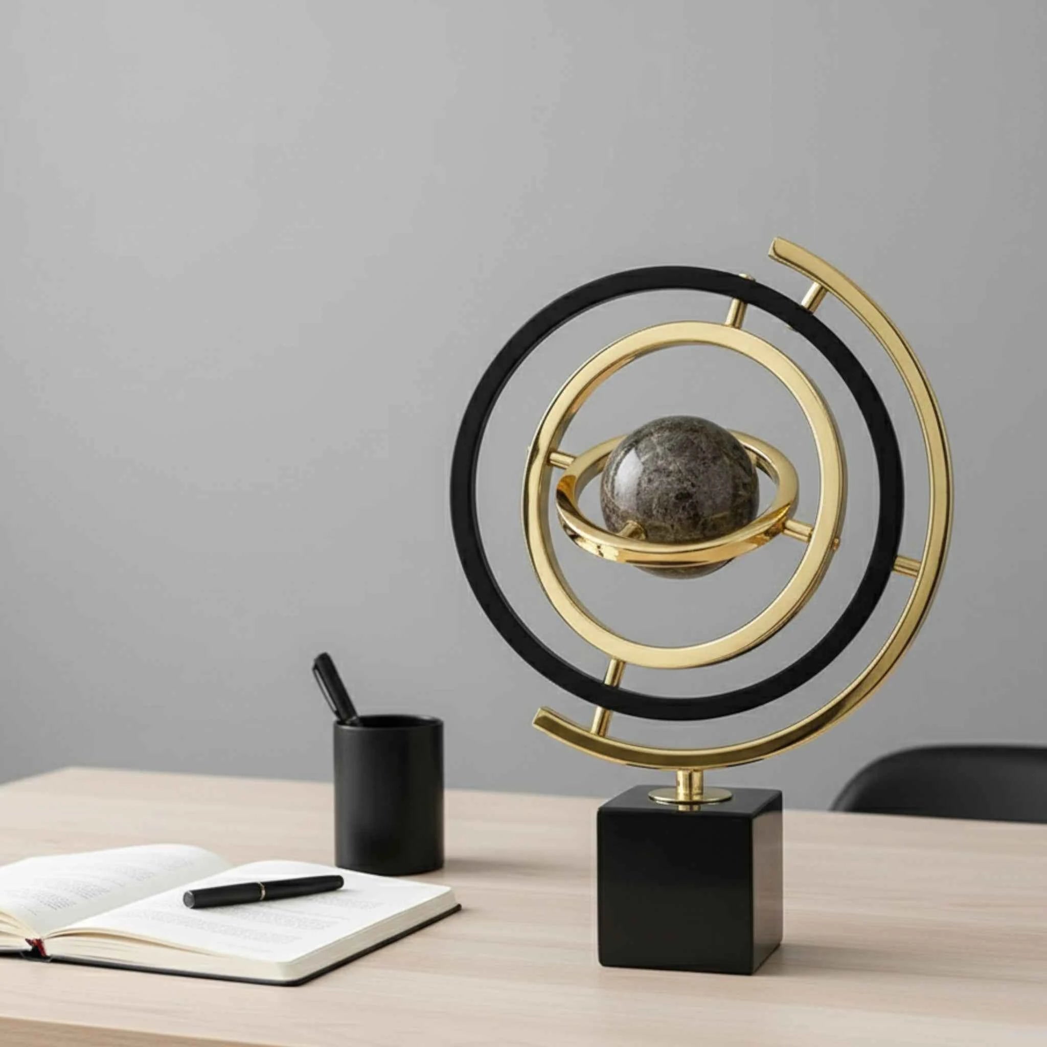 Globes : Sphère Armillaire Décorative en Métal Doré - Idéale pour Bureau, Salon ou Bibliothèque dans de Marche Lino