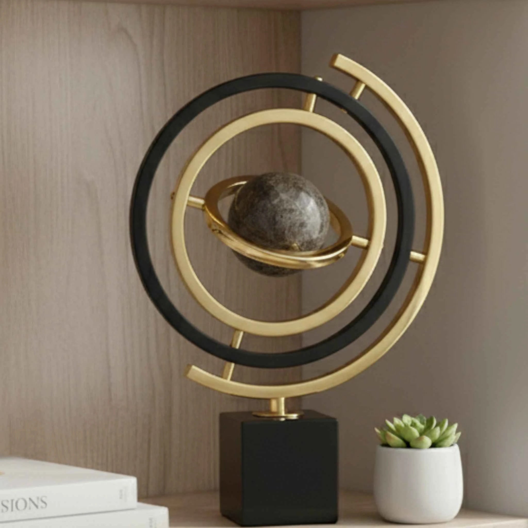 Globes : Sphère Armillaire Décorative en Métal Doré - Idéale pour Bureau, Salon ou Bibliothèque dans de Marche Lino