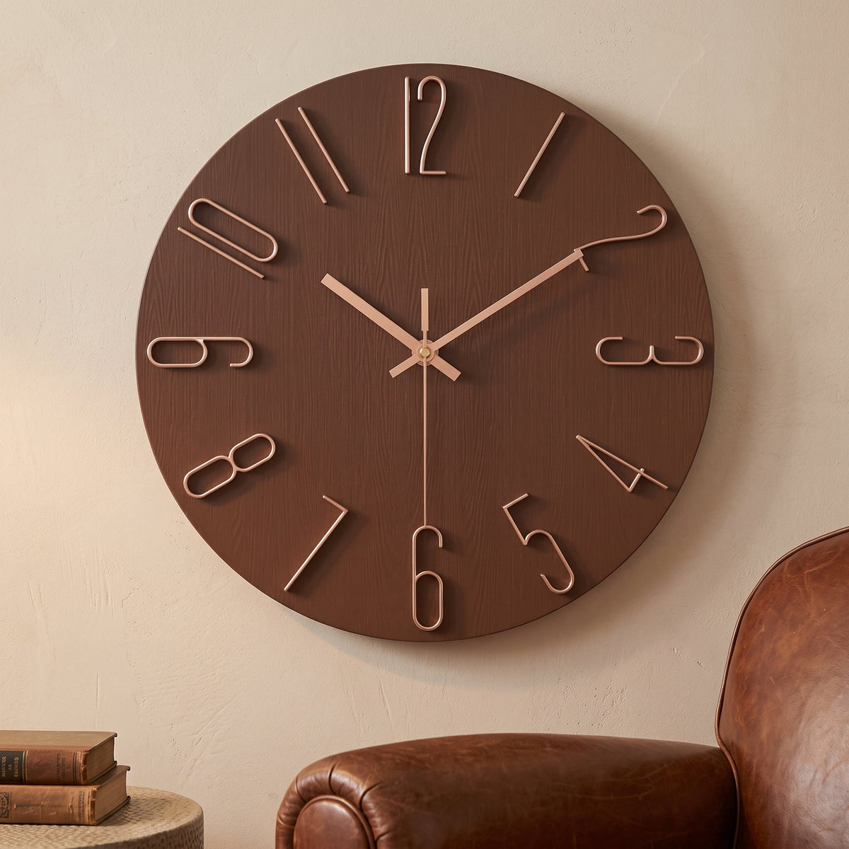 Wall Clocks : WireClock Horloge Murale Moderne pour Salon dans Marron de Roselva